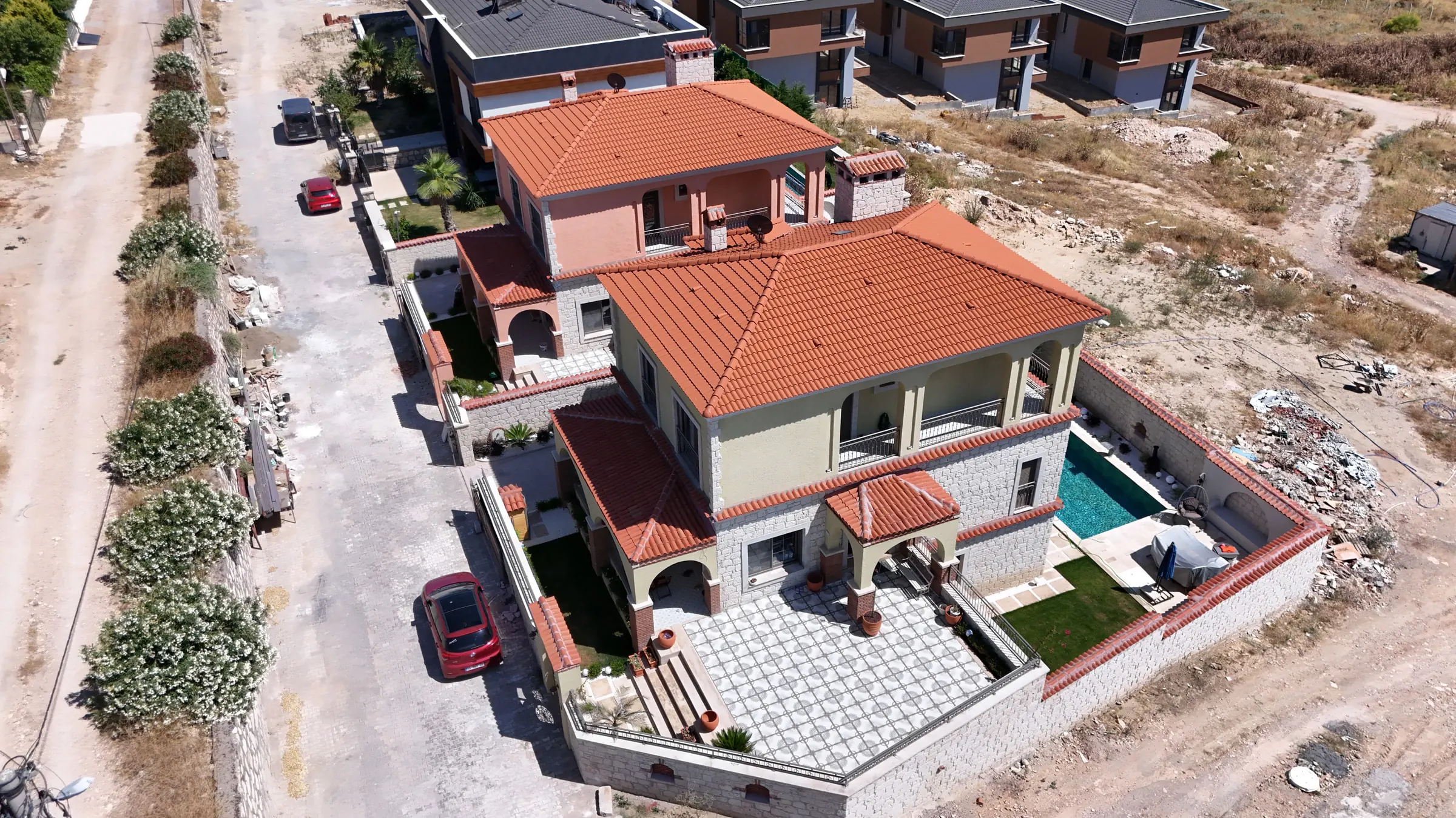 Taşmahal villası: kemerli loca, kiremit kırma çatı, traverten avlu ve yan bahçedeki özel havuz